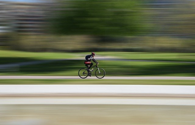 À vélo, il traverse la France pour récolter des dons contre les cancers pédiatriques